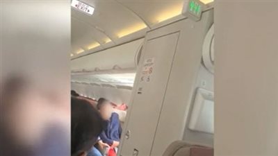 راكب يفتح باب الطائرة أثناء تحليقها في السماء: شعرت بعدم ارتياح وأردت النزول بسرعة