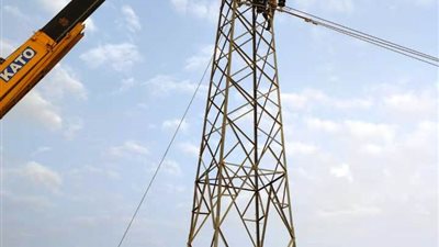 محافظ أسوان يتابع جهود إعادة إطلاق التيار الكهربائي لمدينة أبو سمبل السياحية