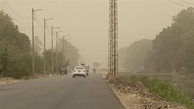 سماء مغطاة بالغيوم وعاصفة ترابية تضرب الأقصر وتحولها للون الأصفر