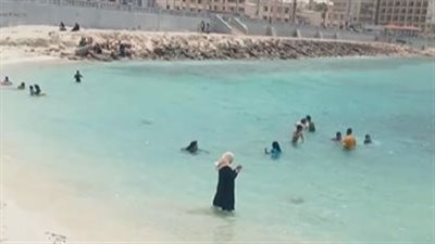 المصطافون في المياه رغم العاصفة.. الأرصاد تحذر من اضطراب الأحوال الجوية | بث مباشر 