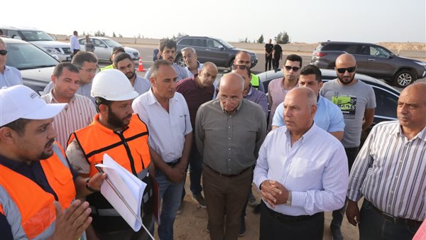 وزير النقل خلال الجولة