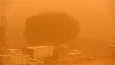 الغبار يغطي السماء.. تقلبات جوية سيئة وأمطار ورياح مثيرة للرمال تضرب البلاد | بث مباشر