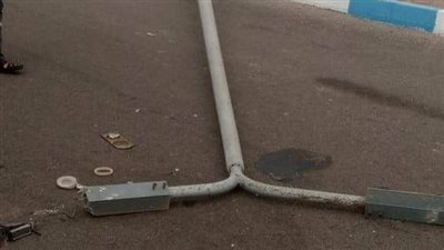 بسبب سوء الأحوال الجوية.. سقوط عمود إنارة بمنطقة الروضة برأس غارب دون إصابات| صور