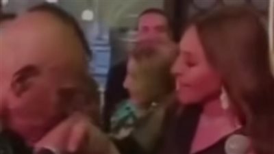 مجدي يعقوب يرد تحية إليسا بتقبيل يدها | فيديو