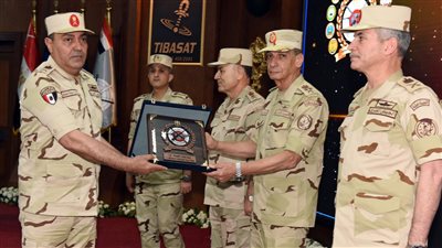 وزير الدفاع يلتقي عددا من قادة القوات المسلحة ويكرم الفائزين في بطولة الدرع العام للرماية الدولية