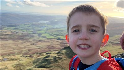 من أجل الأطفال الفقراء.. طفل بريطاني يتسلق أعلى 12 جبلًا 
