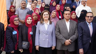 وزيرة التخطيط تفتتح مركز إصدار تراخيص المحال العامة بالعريش