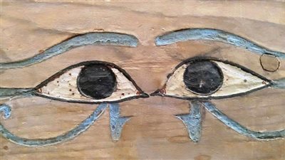 المتحف المصري بالتحرير يعرض أجزاء من توابيت خشبية عليها عين حورس | صور 