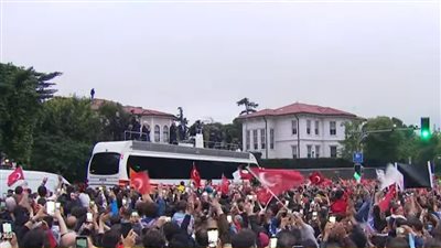 أردوغان يغني مع أنصاره في إسطنبول بعد حسمه صراع الرئاسة