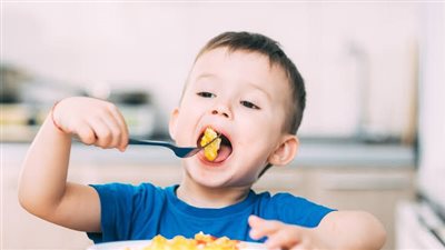 4 أطعمة تعرض طفلك للاختناق.. تعرفي عليها