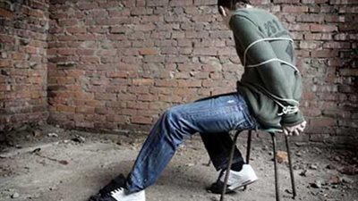 خلافات مالية واستدراج لمنطقة نائية.. تفاصيل ضبط مرتكبي واقعة اختطاف طالب بالإسكندرية