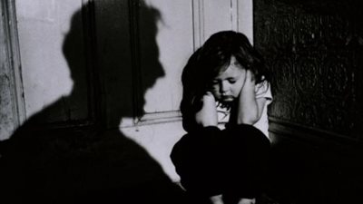 الداخلية تكشف تفاصيل تعرض طفلة للتعذيب من قبل والدها بالقاهرة