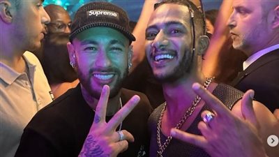 محمد رمضان رفقة النجم العالمي نيمار في فرنسا ويغنيان نمبر وان |فيديو