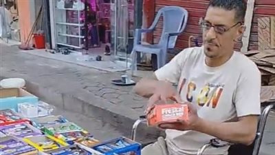 شاب يتحدى إعاقته ويبيع المواد الغذائية بشوارع السيدة زينب: نفسي في معاش أصرف منه أنا ووالدتي| بث مباشر 