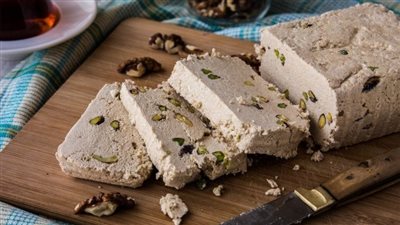 طريقة عمل الحلاوة الطحينية بالسمسم والمكسرات.. 4 وصفات مختلفة