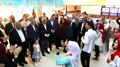 وزير التعليم يوجه بنشر لوحات استرشادية في مدارس الوادي الجديد لطلاب الصم وضعاف السمع 