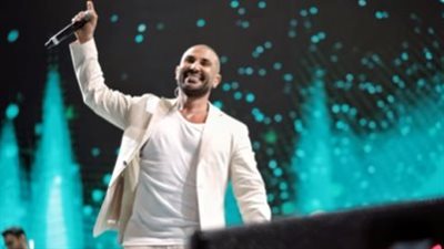 أحمد سعد بالفورمال في حفل زفاف ولي العهد الأردني بعد انتقاد ارتدائه قميص شفاف وحلق في السعودية