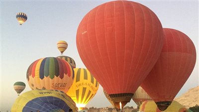 عودة رحلات البالون الطائر بالأقصر بعد توقف 4 أيام بسبب سوء حالة الطقس | بث مباشر