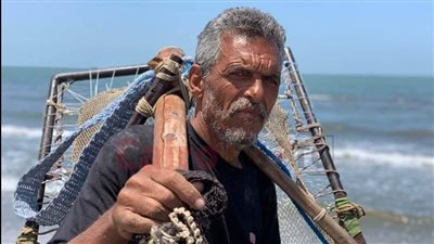 بالكوريك والمهزة.. العربي صياد أم الخلول من 50 سنة على شاطئ بورسعيد| صور وفيديو 