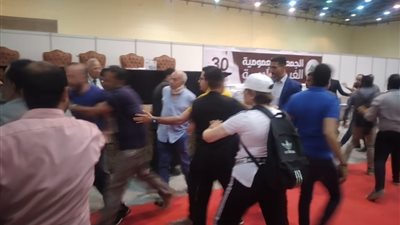 اللجنة المشرفة على عمومية المهندسين تنسحب من منصة إعلان النتيجة بعد هجوم معارضي النبراوي