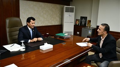 أشرف صبحي لـ القاهرة 24: الأهلي والزمالك عندهما شعب وليس جمهور.. وبابي مفتوح للجميع | حوار