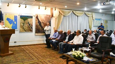 وزير البترول يؤكد أهمية تكثيف الجهود لاستثمار الفرص المتاحة لزيادة الإنتاج