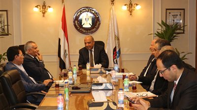 وزير قطاع الأعمال يبحث تطوير مصنع السيراميك بالخزف والصيني 