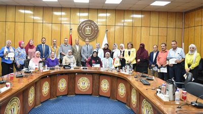 وزير القوى العاملة يكرم فريق العمل المشرف على موازنة البرامج والأداء