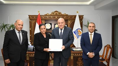 مقدم من الرئيس السيسي.. محافظ قنا يمنح الأمهات المثاليات شيكا بـ 50 ألف جنيه