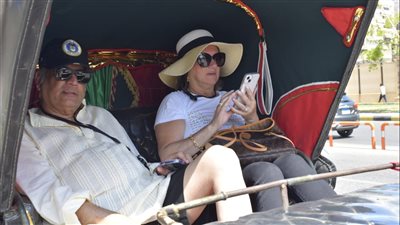 جولة بـ الحنطور.. سائحون في جولة بالمناطق السياحية والأثرية ببورسعيد| صور