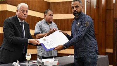 محافظ جنوب سيناء يكرم موظفا رد نصف مليون جنيه بعد إضافتها لحسابه بطريق الخطأ