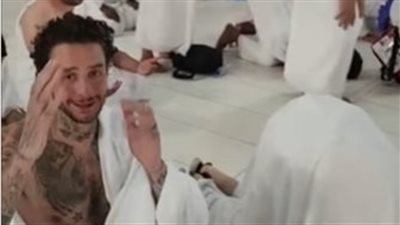 بالوشم.. أحمد الفيشاوي يؤدي مناسك العمرة لوالده ويقرأ الفاتحة بصوته