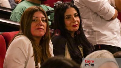 منى زكي تدعم كندة علوش في عرض فيلمها نزوح بمهرجان أيام القاهرة السينمائية | صور