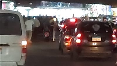 حفرة أمام الشرقية للدخان تتسبب في زحام بمنطقة الجيزة وسط جهود للإصلاح وتسيير للمرور