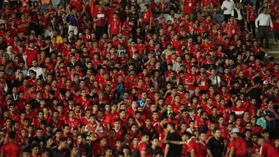 جماهير الأهلي توجه رسالة لـ العامري فاروق خلال مباراة ميدياما