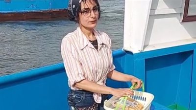 بكسب في اليوم 50 جنيه.. إسراء طالبة جامعية تبيع السندوتشات لـ ركاب المعديات ببورسعيد: فرحانة بتشجيع الناس | بث مباشر 