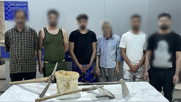 متهمين بالتنقيب عن