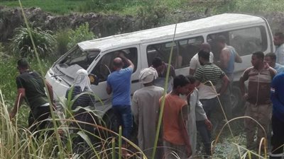 بينهم طفلان.. إصابة 8 أشخاص إثر انقلاب ميكروباص في قنا | أسماء
