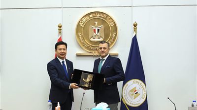 السياحة تبحث إمكانية إنشاء المركز المصري الصيني للآثار الغارقة.. وزيادة أعداد الوافدين