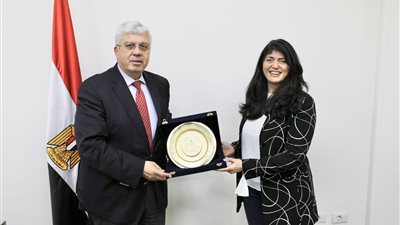 اختيار مصرية ضمن أفضل 43 خبيرًا على مستوى العالم لعلاج العمود الفقري دون جراحة