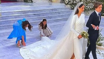 في تواضع وعفوية.. الأميرتان إيمان وسلمى ترتبان فستان الأميرة رجوة في حفل زفاف ولي عهد الأردن | صور