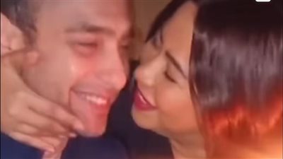 بقُبلة على الوجه.. شيرين عبد الوهاب تحتفل بعيد ميلاد حسام حبيب في أجواء رومانسية