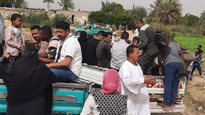 جدعنة المصريين.. أهالي قرية الفردان بالإسماعيلية يساعدون ركاب قطار بورسعيد المتعطل بنقلهم لمواقف السيارات القريبة