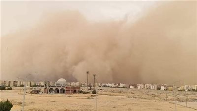 الجو ضباب.. عاصفة ترابية تضرب العاشر من رمضان | صور