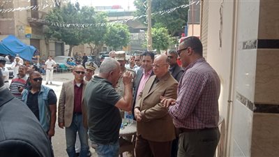 أوشك على السقوط.. محافظ القاهرة يتابع رفع شاسيه لوحة إعلانية بالشرابية مال تأثرًا بالعاصفة | صور