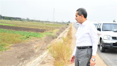 محافظ الغربية يفاجئ قرى قطور بزيارة ويجازي رئيس الوحدة المحلية بإبشواي