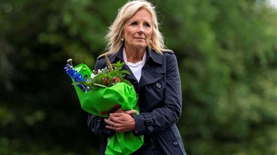 السيدة الأمريكية الأولى في رحاب الجامع الأزهر برداء طويل وغطاء رأس | صورة