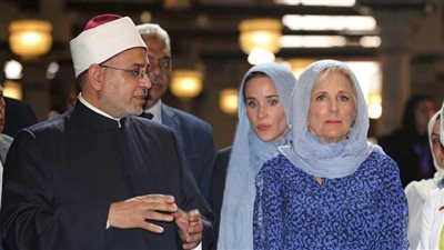 بغطاء الرأس.. سيدة أمريكا الأولى جيل بايدن في جولة داخل الجامع الأزهر بحضور القيادات | صور