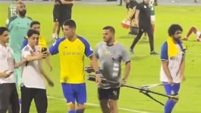 طرد وحرمان من المكافأة.. إدارة ملعب النصر تعاقب أحد جامعي الكرات بسبب صورة مع رونالدو 