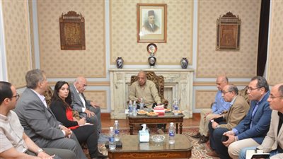 استعدادا لافتتاح المصانع الجديدة.. وزير قطاع الأعمال يبدأ جولة ميدانية داخل غزل المحلة